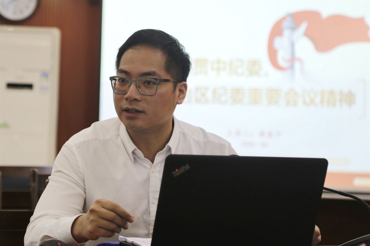 圖4:謝威宇作第二期“主業(yè)微課堂”授課.jpg